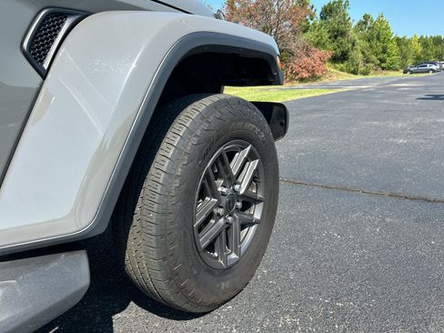 Used 2020 Jeep Wrangler Unlimited Sahara AWD/4WD image 9