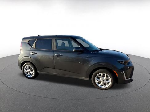 Used 2025 Kia Soul LX w/ LX Technology Package image 2