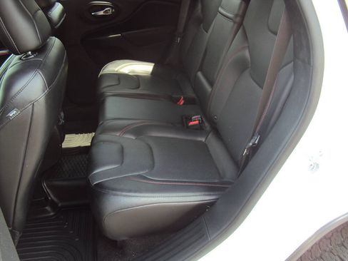 Used 2019 Jeep Cherokee Trailhawk AWD/4WD image 10