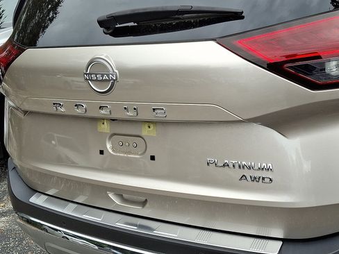 Used 2023 Nissan Rogue Platinum image 4