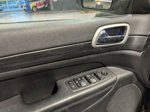 Used 2020 Jeep Grand Cherokee Altitude AWD/4WD image 11