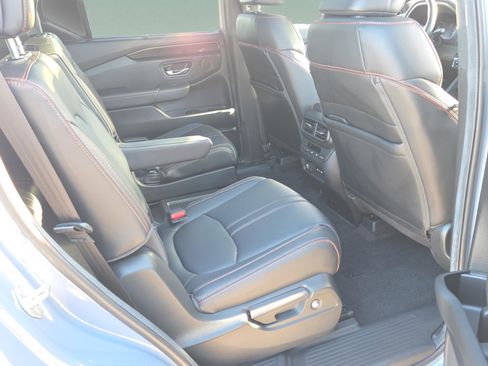 Used 2025 Honda Pilot TrailSport image 17