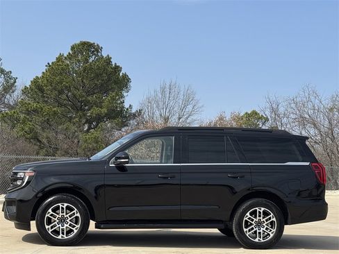 Used 2025 Ford Expedition Active image 3