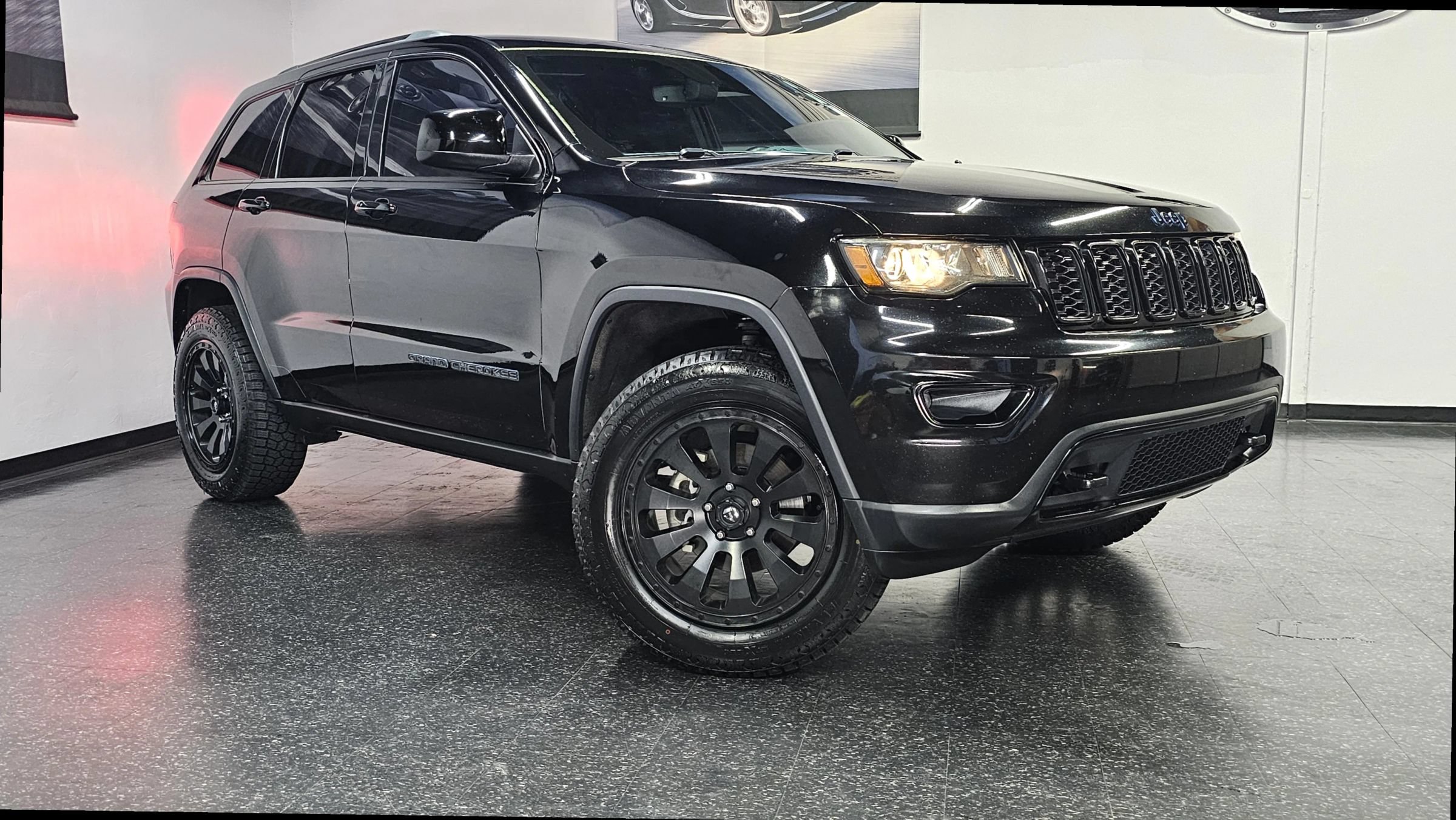 Used 2018 Jeep Grand Cherokee Laredo AWD/4WD image 2