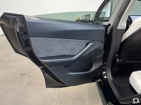 Used 2025 Tesla Model Y Long Range RWD image 18