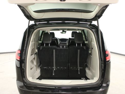 Used 2024 Chrysler Pacifica Touring-L image 13