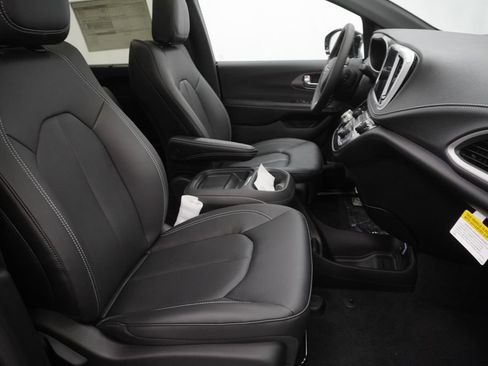 New 2027 Chrysler Pacifica Select AWD/4WD image 32