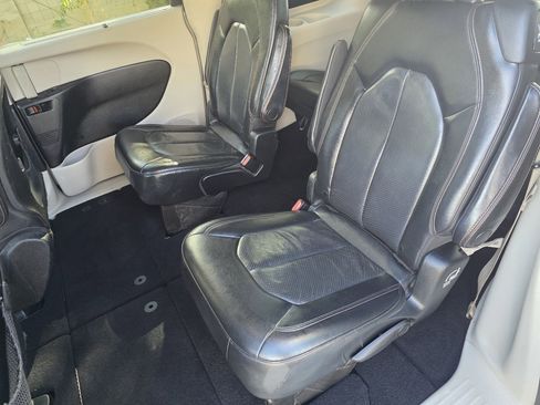 Used 2020 Chrysler Pacifica Touring-L w/ Tire & Wheel Group image 6