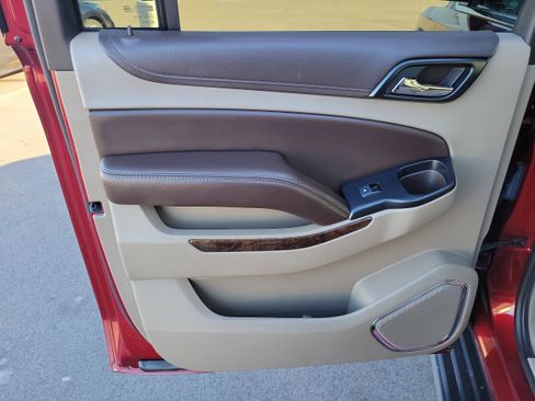 Used 2018 Chevrolet Suburban LT w/ Luxury Package image 11