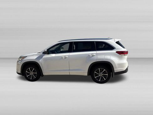 Used 2017 Toyota Highlander XLE AWD/4WD image 6