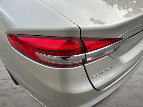 Used 2018 Ford Fusion SE w/ Fusion SE Technology Package FWD image 17