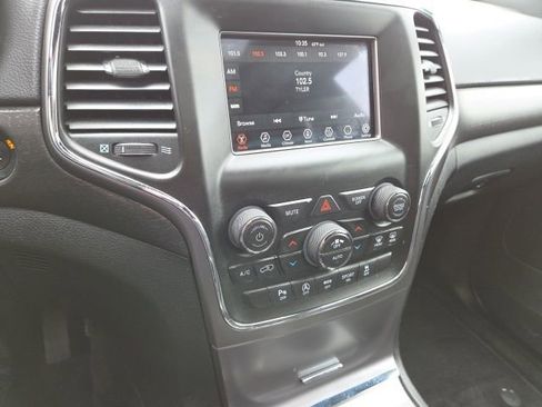 Used 2018 Jeep Grand Cherokee Laredo AWD/4WD image 21