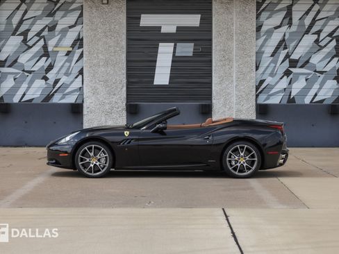 Used 2011 Ferrari California RWD image 2