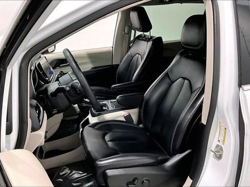 Used 2023 Chrysler Pacifica Touring-L AWD/4WD image 28