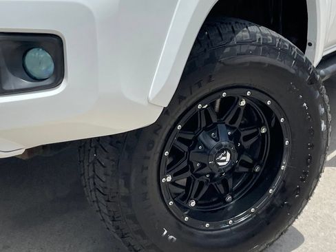 Used 2017 Toyota Tacoma TRD Sport w/ Tow Package RWD image 9