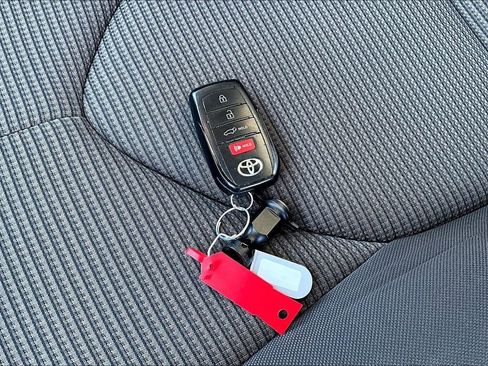 Used 2024 Toyota Highlander LE image 11