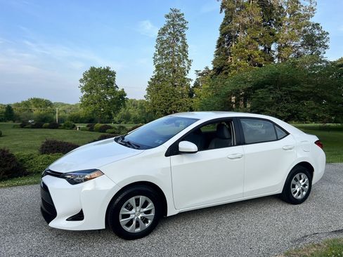 Used 2017 Toyota Corolla L w/ Carpet Mat Package (TMS) FWD image 5