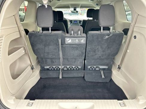 Used 2017 Chrysler Pacifica LX image 8