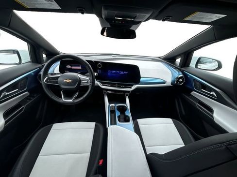 Certified 2025 Chevrolet Equinox EV LT FWD image 13
