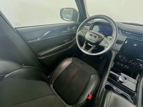 Used 2024 Jeep Grand Cherokee L Laredo image 9