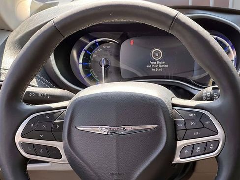 Used 2024 Chrysler Pacifica Limited FWD image 20