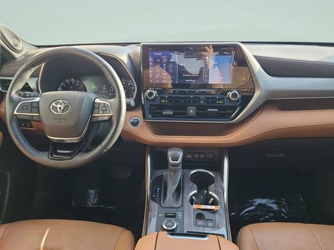 Used 2021 Toyota Highlander Platinum image 14