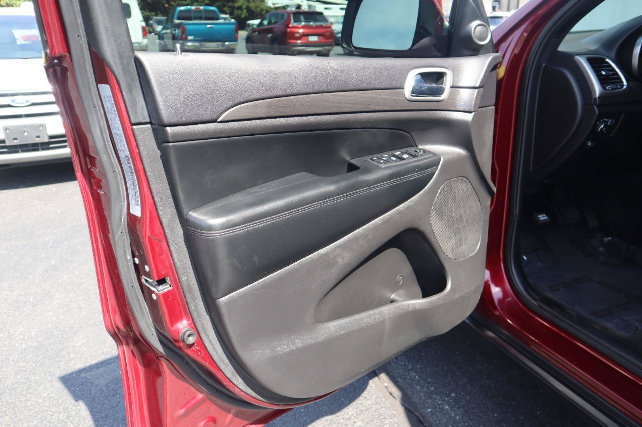 Used 2018 Jeep Grand Cherokee Laredo AWD/4WD image 57
