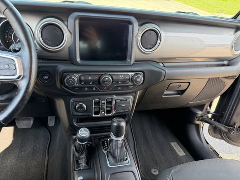 Used 2019 Jeep Wrangler Unlimited Sahara AWD/4WD image 12
