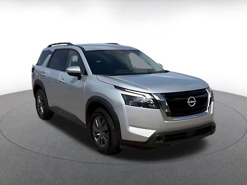 Used 2025 Nissan Pathfinder SV FWD image 3