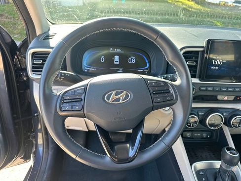 Used 2024 Hyundai Venue Limited image 15