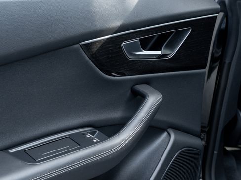 Certified 2025 Audi Q8 Prestige image 27