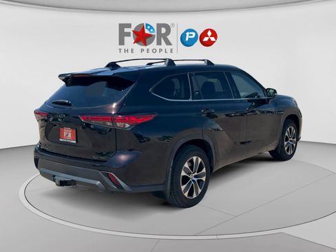Used 2022 Toyota Highlander XLE AWD/4WD image 5