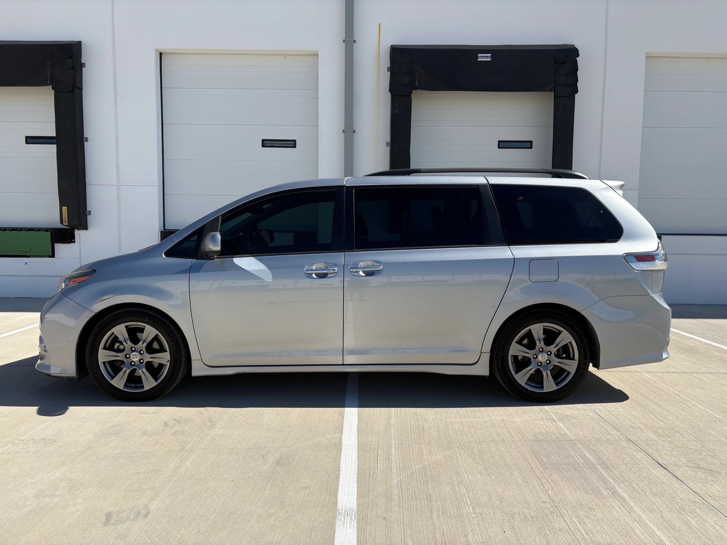 Used 2017 Toyota Sienna SE Premium FWD image 6
