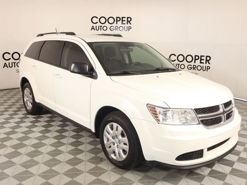 Used 2018 Dodge Journey SE image 1