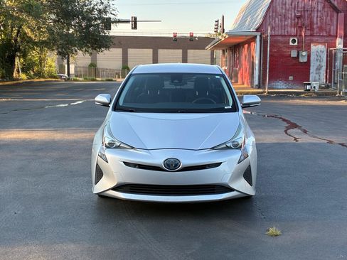 Used 2018 Toyota Prius Two w/ Prius Two Safety Plus Package FWD image 3