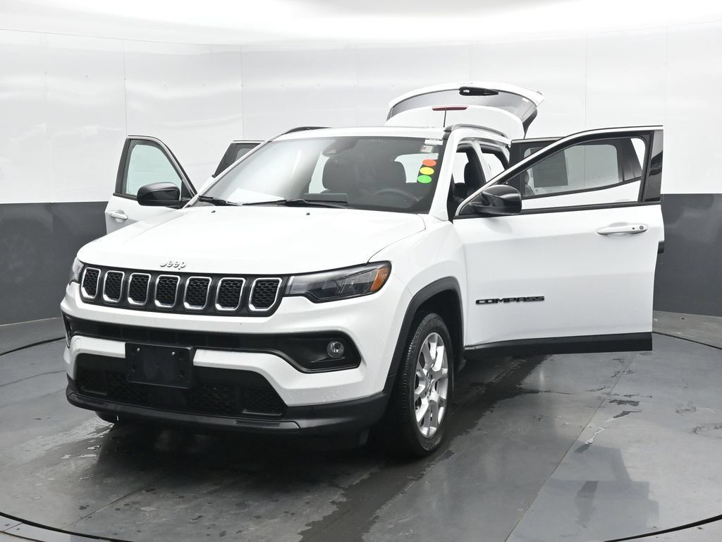 Used 2023 Jeep Compass Latitude w/ Sun and Sound Group AWD/4WD image 49
