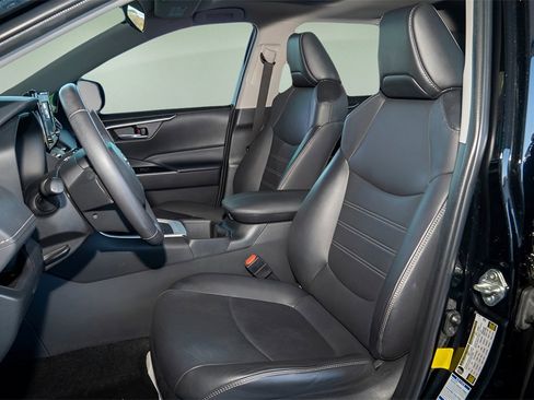 Used 2022 Toyota RAV4 XLE Premium image 15