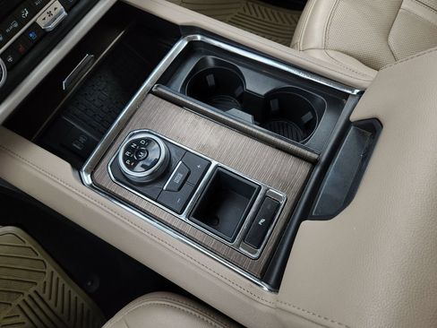 Used 2024 Ford Expedition Limited image 16