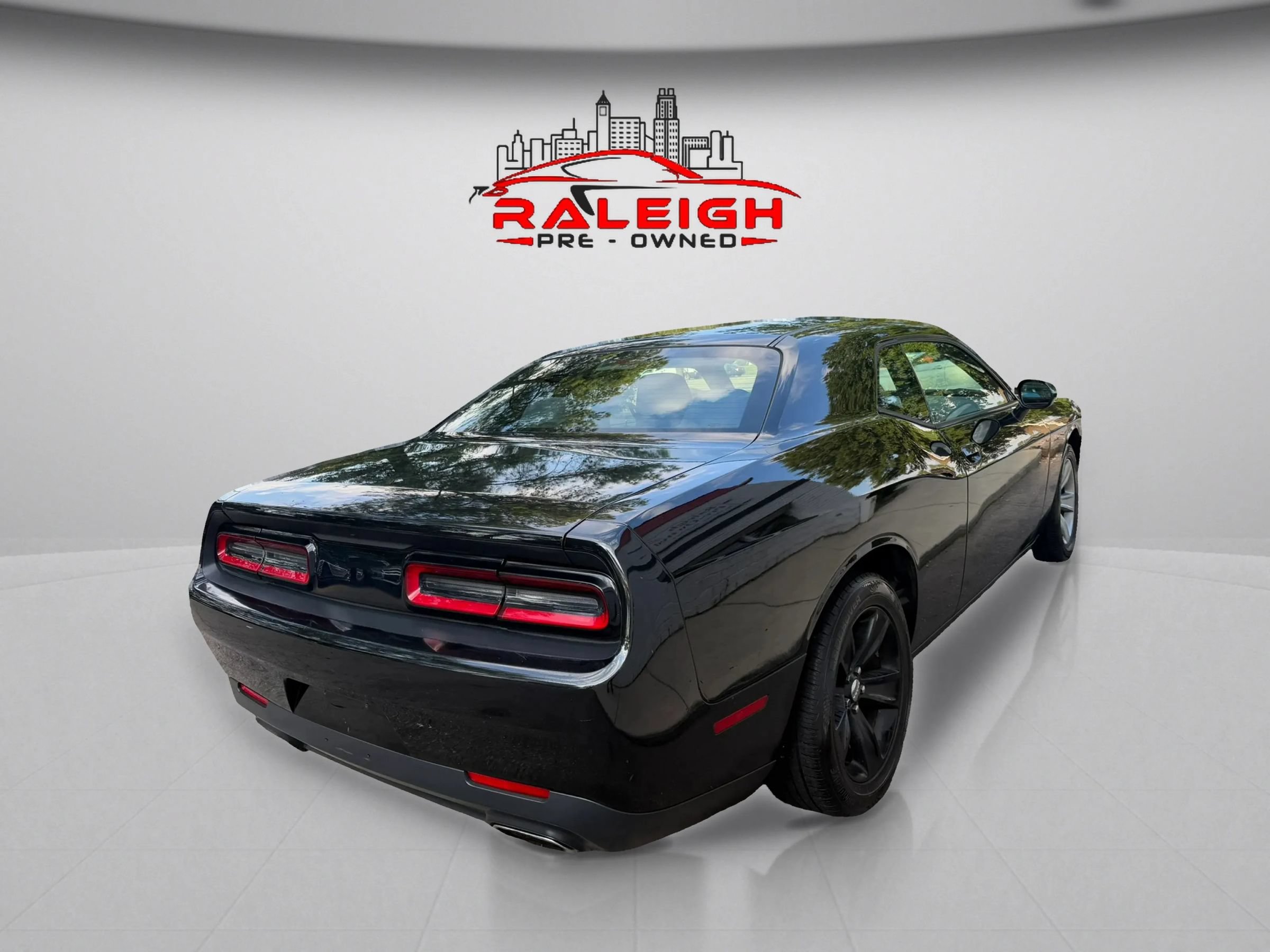Used 2016 Dodge Challenger SXT RWD image 5