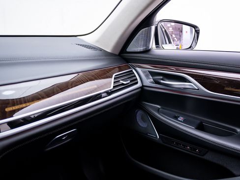 Used 2022 BMW 750Li xDrive AWD/4WD image 28