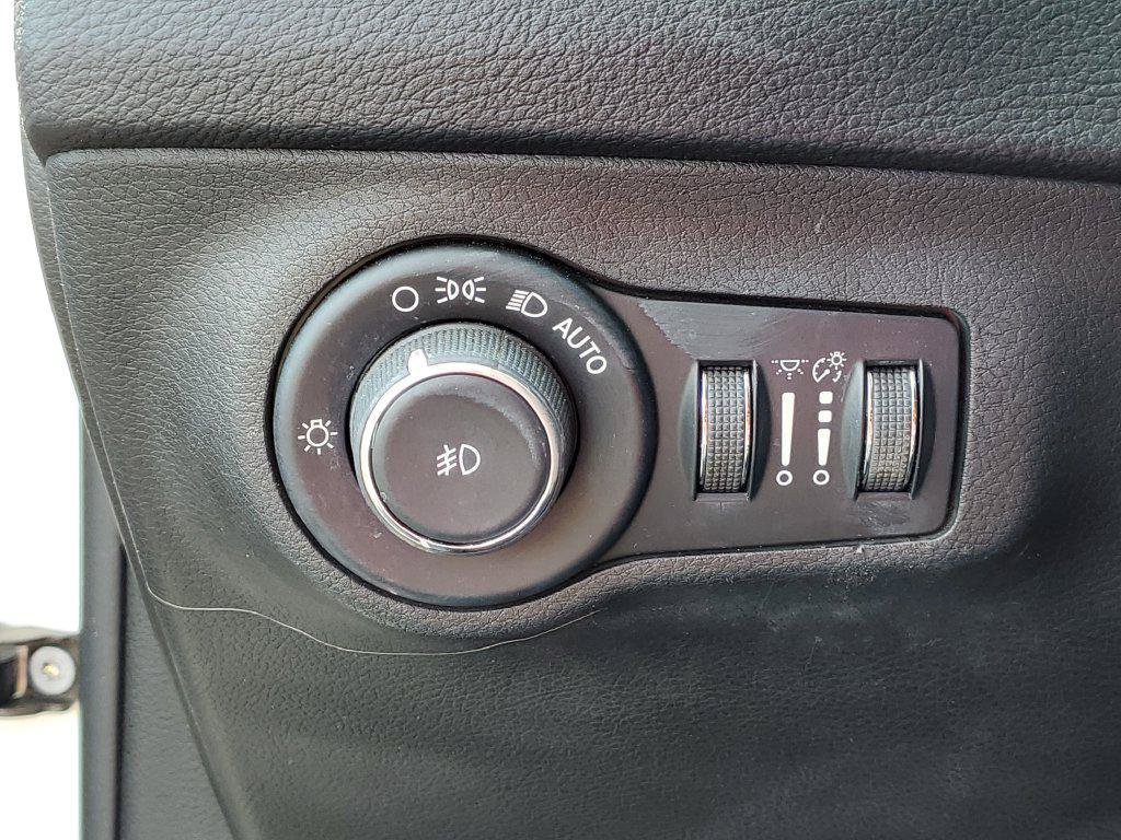 Used 2018 Jeep Compass Latitude FWD image 9