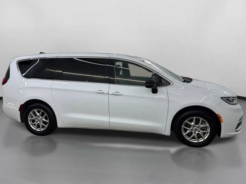 Used 2024 Chrysler Pacifica Touring-L FWD image 11