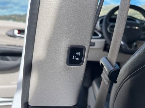 Used 2022 Chrysler Pacifica Touring-L image 21