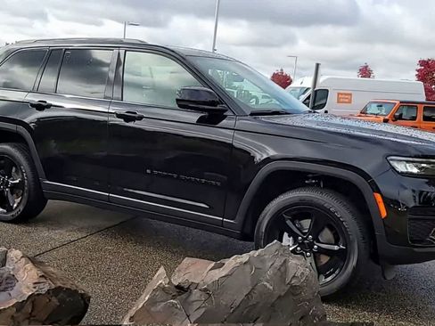 New 2025 Jeep Grand Cherokee Altitude w/ Trailer Tow Package image 9