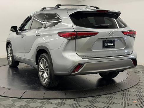 Used 2022 Toyota Highlander Platinum FWD image 12