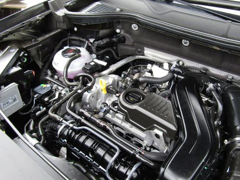 New 2025 Volkswagen Taos SE image 12