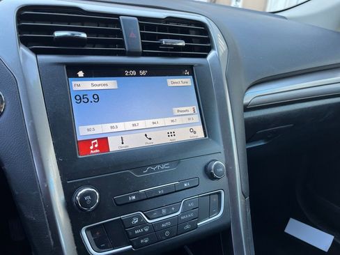 Used 2019 Ford Fusion SE image 11