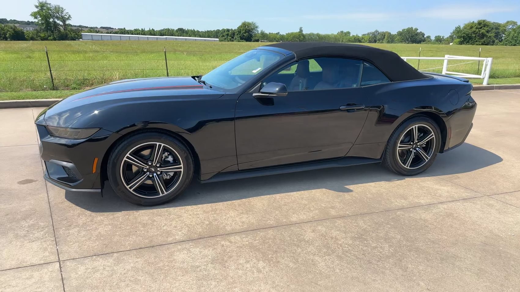Used 2025 Ford Mustang Premium RWD image 4