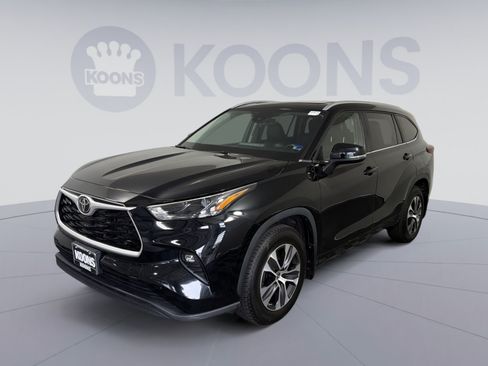 Used 2023 Toyota Highlander XLE AWD/4WD image 1