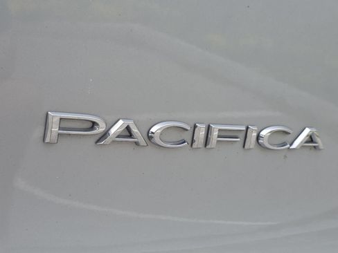 Used 2024 Chrysler Pacifica Touring-L FWD image 9